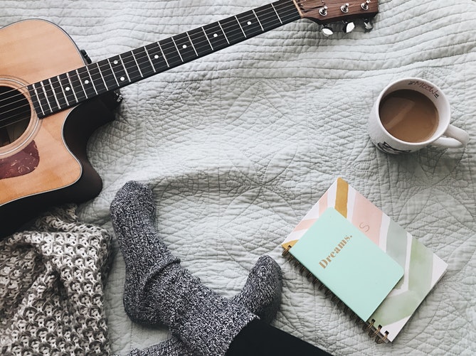 Herbst Foto Ideen für Instagram Layout von Socken Gitarre