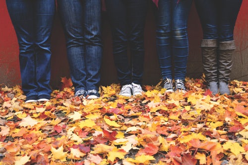 Herbst Instagram Foto Ideen - Blätter unter den Füßen