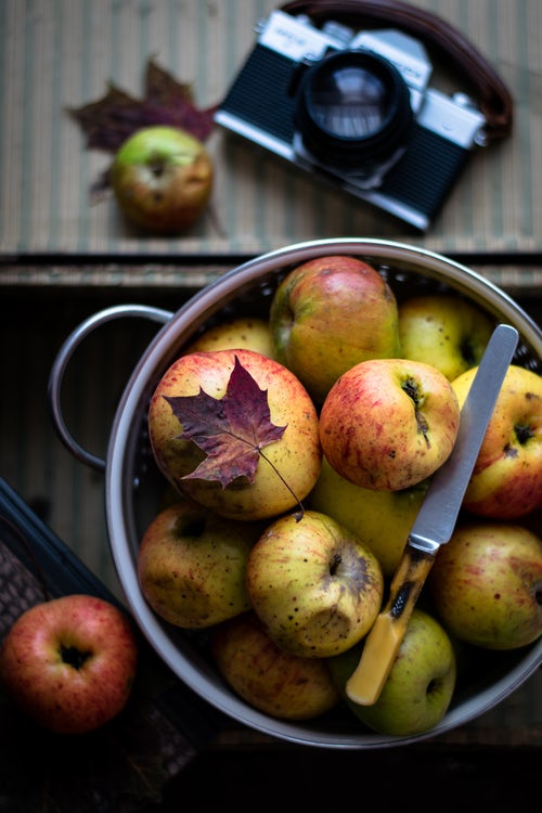 Herbstfoto-Ideen für Instagram - Äpfel auf dem Tisch