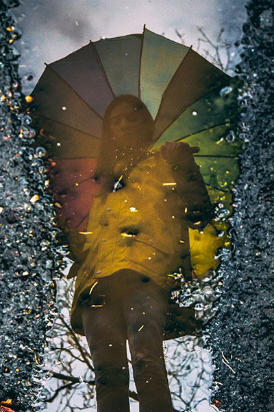 Herbstfotoideen für Instagram - Spiegelbild mit in einer Pfütze mit Regenschirm
