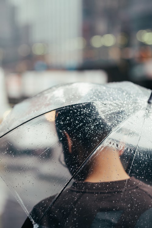 herbst foto ideen für instagram - ein regenschirm im regen