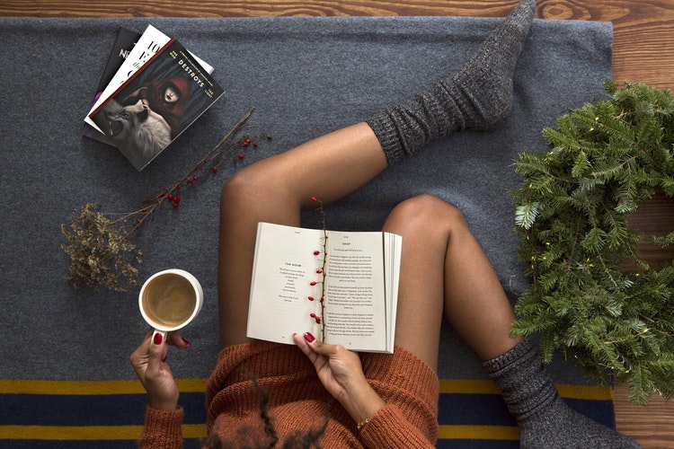 Herbstfotoideen für Instagram - Mädchen mit Kaffee und Buch