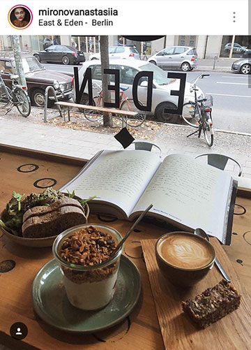 Herbstfoto-Ideen für Instagram - ein Buch in einem Café lesen