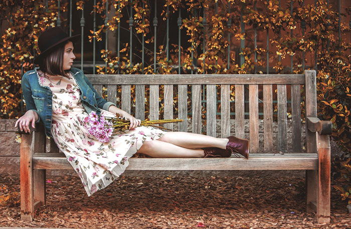 Herbstfoto-Ideen für Instagram - ein Mädchen auf einer Bank