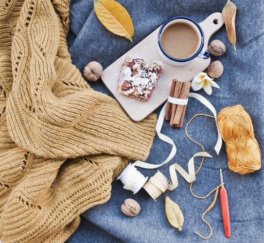 Herbstfotoideen für Instagram - Layout flacher Kaffeepullover