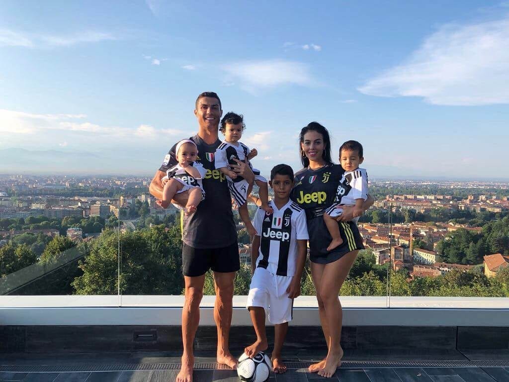 Cristiano Ronaldo mit seiner Instagram Familie